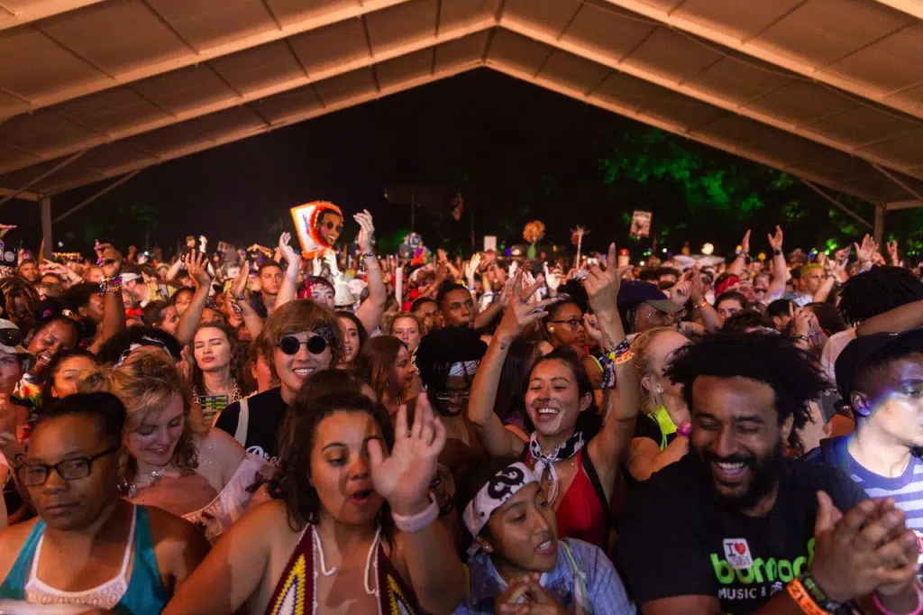 Dies ist ein Bild von Festivalbesuchern, die sich bequem anziehen und eine gute Zeit haben.